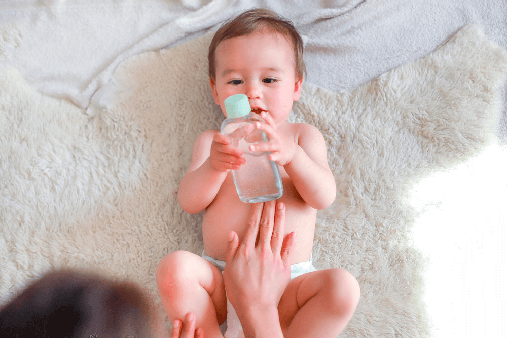 Aplicando crema líquida en el bebé