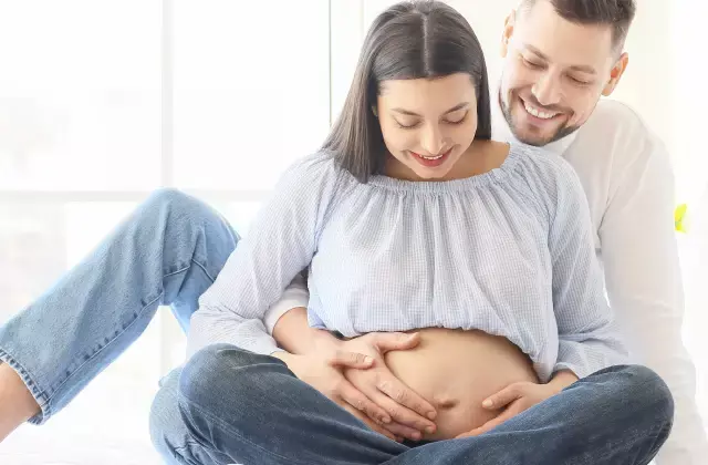 Madre embarazada acariciando su vientre