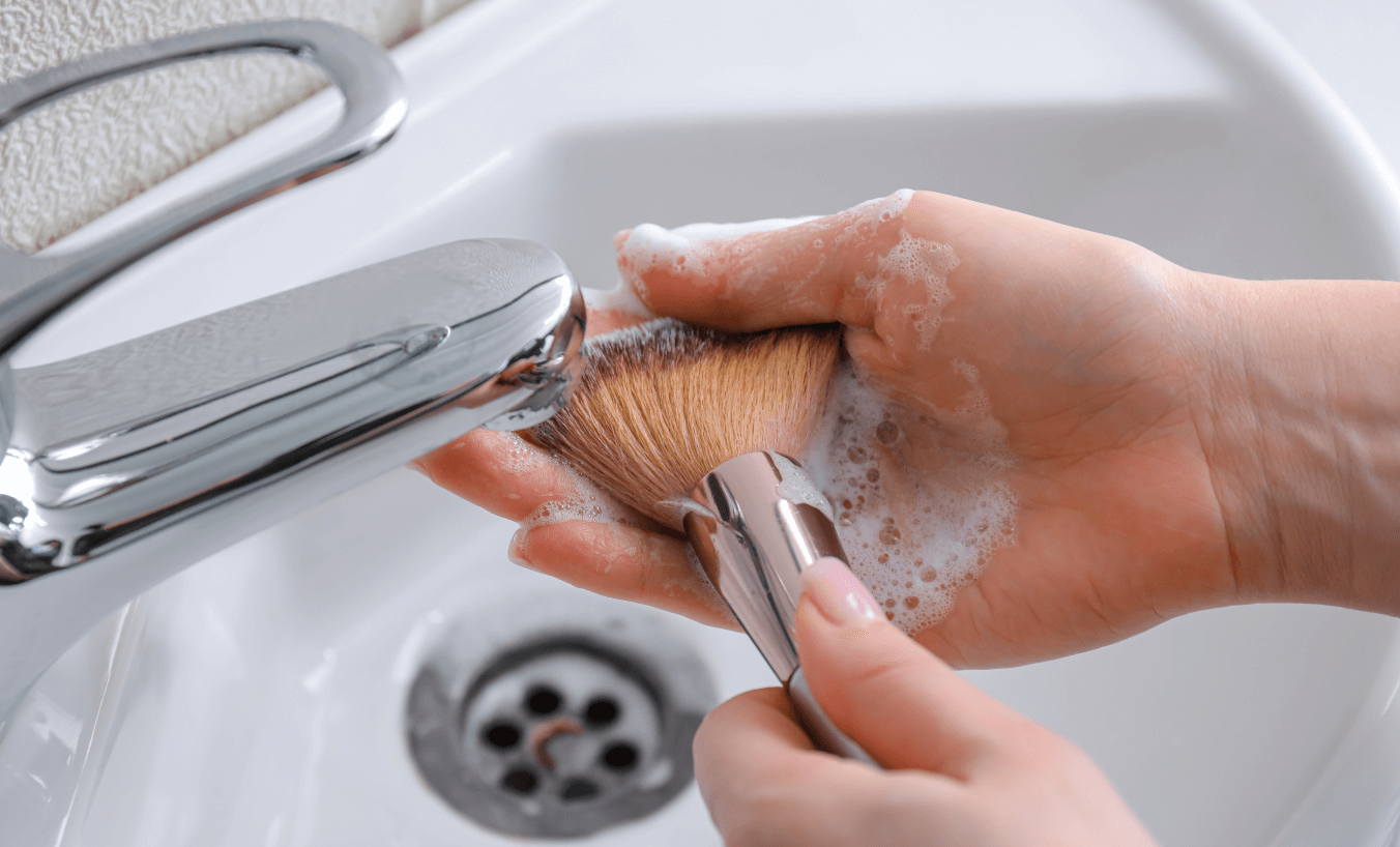 Lavando brocha de maquillaje